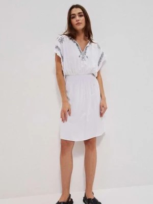 Zdjęcie produktu Biała sukienka damska wiskozowa z haftem Moodo