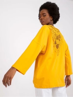 Zdjęcie produktu Bluzka damska ze zdobieniem na plecach - żółta RUE PARIS