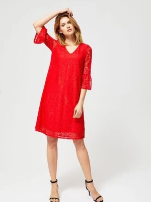Zdjęcie produktu Koronkowa sukienka z rękawami 3/4 zapinana na guzik - czerwona Moodo