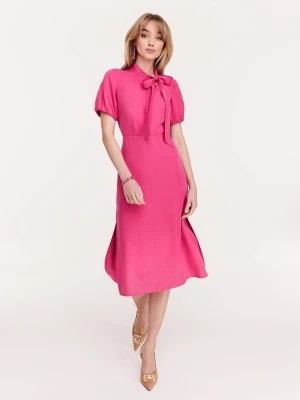 Zdjęcie produktu Różowa sukienka do kolan z kokardą przy szyi TARANKO