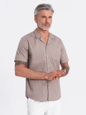 Zdjęcie produktu Koszula męska z krótkim rękawem i kubańskim kołnierzem - ciemnobeżowa V3 OM-SHSS-0168
 -                                    S