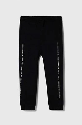 Zdjęcie produktu Abercrombie & Fitch spodnie dresowe dziecięce kolor czarny z nadrukiem