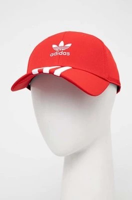 Zdjęcie produktu adidas Originals czapka z daszkiem kolor czerwony z aplikacją IS4631