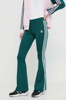 Zdjęcie produktu adidas Originals spodnie dresowe Flared kolor zielony z aplikacją IN6320
