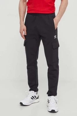 Zdjęcie produktu adidas Originals spodnie dresowe Trefoil Essentials Cargo Pants kolor czarny z aplikacją IP2755