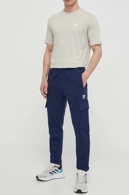Zdjęcie produktu adidas Originals spodnie dresowe Trefoil Essentials Cargo Pants kolor niebieski z aplikacją IP2757