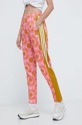Zdjęcie produktu adidas spodnie dresowe Farm Rio kolor różowy wzorzyste IQ4493
