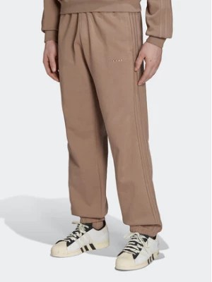 Zdjęcie produktu adidas Spodnie dresowe Reveal Essentials HK2727 Brązowy Regular Fit