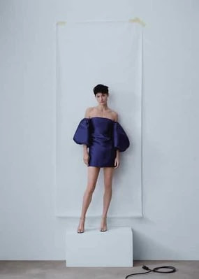 Zdjęcie produktu Atłasowa sukienka z bufiastymi rękawami Mango