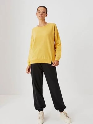 Zdjęcie produktu Bawełniana bluza z okrągłym dekoldem dla kobiet - żółta Moodo