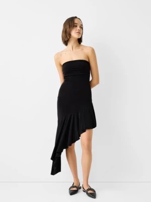 Zdjęcie produktu Bershka Asymetryczna Sukienka Średniej Długości Z Dekoltem Odsłaniającym Ramiona Kobieta Czarny