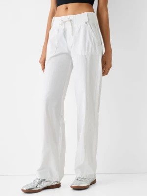 Zdjęcie produktu Bershka Bawełniane Spodnie O Prostym Kroju Ze Ściągaczem W Pasie Kobieta Biały