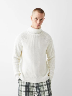 Zdjęcie produktu Bershka Gruby Sweter Z Golfem Z Materiału O Fakturze Flauszu Mężczyzna Biały