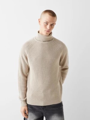 Zdjęcie produktu Bershka Gruby Sweter Z Golfem Z Materiału O Fakturze Flauszu Mężczyzna Ciemnobeżowy