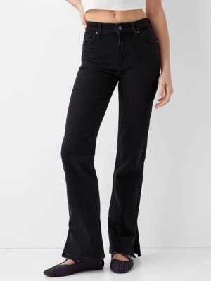 Zdjęcie produktu Bershka Spodnie Jeansowe Comfort O Rozszerzanym Kroju Z Rozciętymi Nogawkami Kobieta Czarny