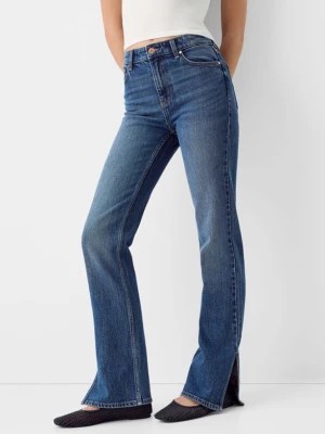 Zdjęcie produktu Bershka Spodnie Jeansowe Comfort O Rozszerzanym Kroju Z Rozciętymi Nogawkami Kobieta Niebieski