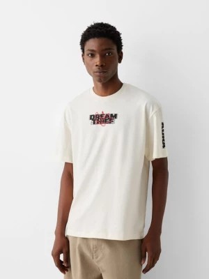 Zdjęcie produktu Bershka Koszulka Boxy Fit Z Krótkim Rękawem I Nadrukiem Mężczyzna Biały Złamany