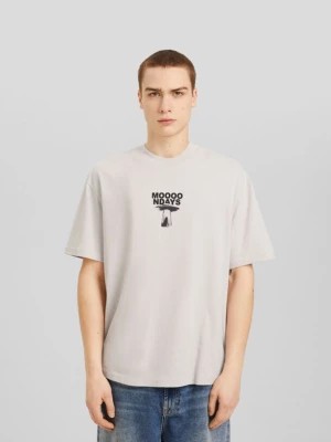 Zdjęcie produktu Bershka Koszulka Boxy Fit Z Krótkim Rękawem I Nadrukiem Mężczyzna Popielaty