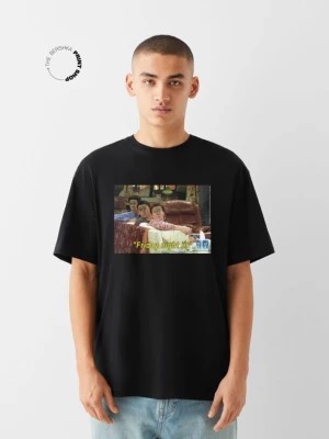 Zdjęcie produktu Bershka Koszulka O Pudełkowym Kroju Z Krótkim Rękawem I Nadrukiem Z Serialu "Przyjaciele" Mężczyzna Czarny
