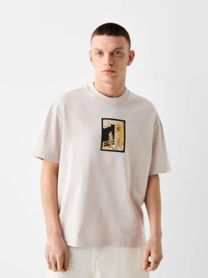 Zdjęcie produktu Bershka Koszulka O Pudełkowym Kroju Z Krótkim Rękawem I Nadrukiem Mężczyzna Wielbłądzi