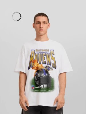 Zdjęcie produktu Bershka Koszulka O Pudełkowym Kroju Z Krótkim Rękawem I Nadrukiem Nfl Baltimore Ravens Mężczyzna Biały