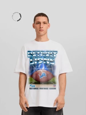 Zdjęcie produktu Bershka Koszulka O Pudełkowym Kroju Z Krótkim Rękawem I Nadrukiem Nfl Detroit Lions Mężczyzna Biały