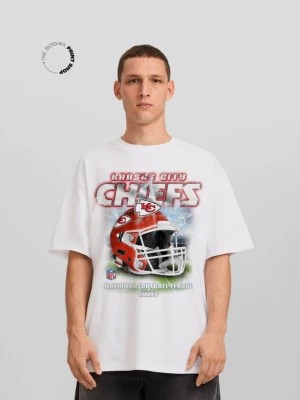 Zdjęcie produktu Bershka Koszulka O Pudełkowym Kroju Z Krótkim Rękawem I Nadrukiem Nfl Kansas City Chiefs Mężczyzna Biały