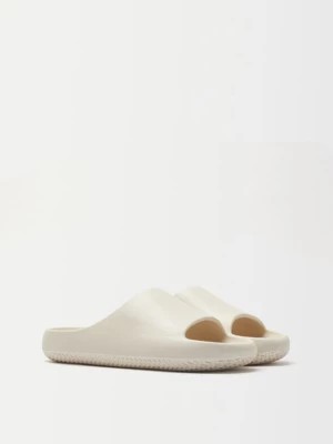 Zdjęcie produktu Bershka Męskie Teksturowane Sandały Na Płaskiej Podeszwie Mężczyzna Piaskowy