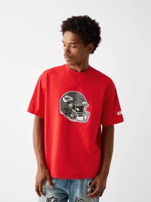 Zdjęcie produktu Bershka Koszulka O Pudełkowym Kroju Z Krótkim Rękawem I Nadrukiem Nfl Mężczyzna Czerwony