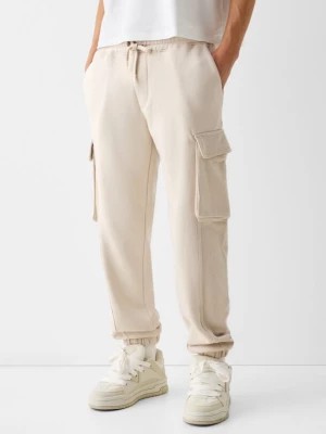 Zdjęcie produktu Bershka Pluszowe Spodnie Jogger Cargo Ze Zdobieniem Mężczyzna Biały Złamany