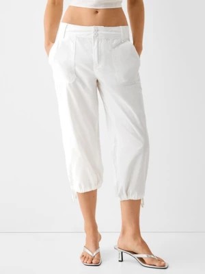 Zdjęcie produktu Bershka Spodnie Capri O Niskim Stanie Low Waist Kobieta Biały