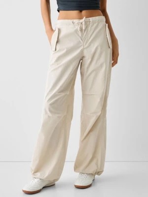 Zdjęcie produktu Bershka Spodnie Spadochronowe Z Mieszanki Nylonu Kobieta Biały Złamany