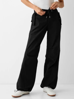 Zdjęcie produktu Bershka Spodnie Spadochronowe Z Mieszanki Nylonu Kobieta Czarny