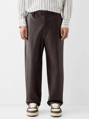 Zdjęcie produktu Bershka Spodnie Ze Skórzanym Efektem Mężczyzna Brązowy