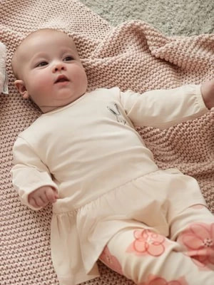 Zdjęcie produktu Beżowa bluzka niemowlęca z baskinką 5.10.15.
