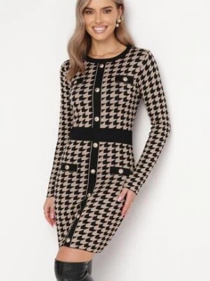 Zdjęcie produktu Beżowa Dzianinowa Dopasowana Sukienka Mini w Geometryczny Wzór z Ozdobnymi Guzikami Suzonne
