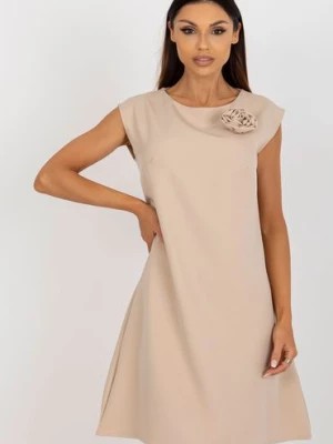 Zdjęcie produktu Beżowa sukienka koktajlowa bez rękawów RUE PARIS