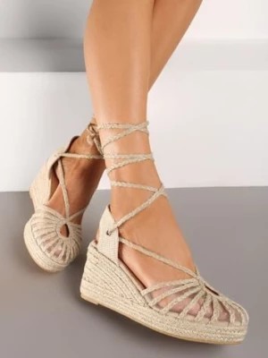 Zdjęcie produktu Beżowe Sandały na Koturnie z Wkładką z Imitacji Zamszu Wiązane Ozdobione Plecionką Glanara