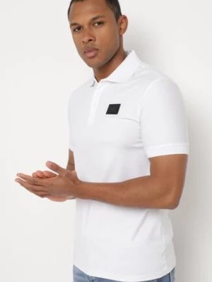Zdjęcie produktu Biała Bawełniana Koszulka Polo o Klasycznym Kroju Zapinana pod Szyją na Guziki Uptima