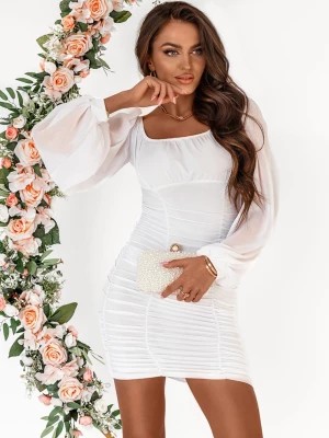 Zdjęcie produktu Biała dopasowana sukienka z marszczeniami Emmalyn - biały Pakuten