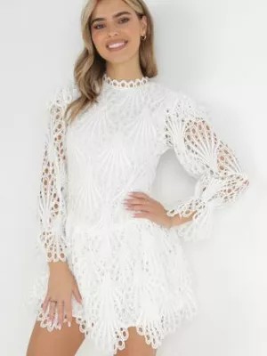 Zdjęcie produktu Biała Koronkowa Sukienka Mini z Asymetrycznym Dołem Trudy