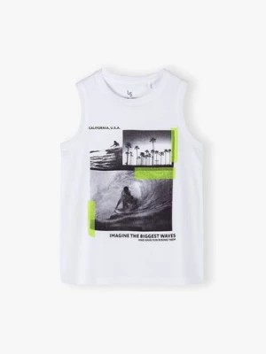 Zdjęcie produktu Biała koszulka chłopięca bez rękawów bawełniana z nadrukiem Lincoln & Sharks by 5.10.15.