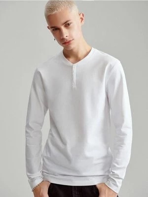 Zdjęcie produktu Biała koszulka z długim rękawem i dekoltem henley House