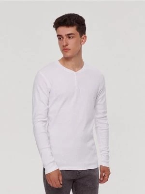 Zdjęcie produktu Biała koszulka z długim rękawem i guzikami przy dekolcie House