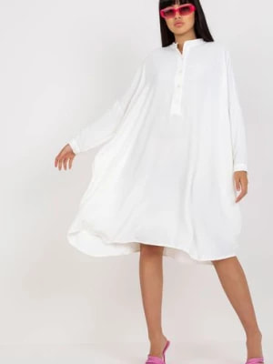 Zdjęcie produktu Biała koszulowa sukienka damska oversize z kieszeniami Italy Moda