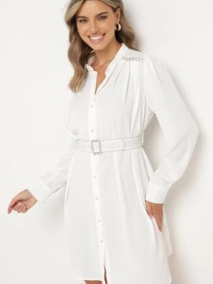 Zdjęcie produktu Biała Koszulowa Sukienka Zapinana na Guziki z Materiałowym Paskiem Ozdobiona Cyrkoniami Esantia