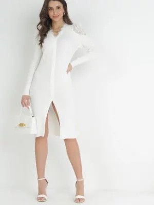 Zdjęcie produktu Biała Prążkowana Sukienka z Koronkowymi Ramionami i Ozdobnymi Guzikami Gaokis