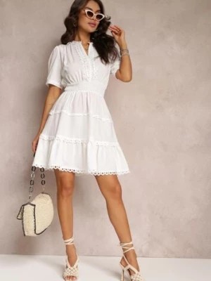 Zdjęcie produktu Biała Sukienka Mini z Gumkami w Talii z Krótkim Rękawem i Koronką Jelina