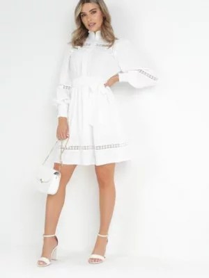 Zdjęcie produktu Biała Sukienka z Gumką w Pasie Stójką i Ażurową Lamówką Przy Dekolcie Arlett
