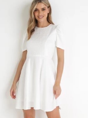 Zdjęcie produktu Biała Sukienka z Krótkim Bufiastym Rękawem Akazane